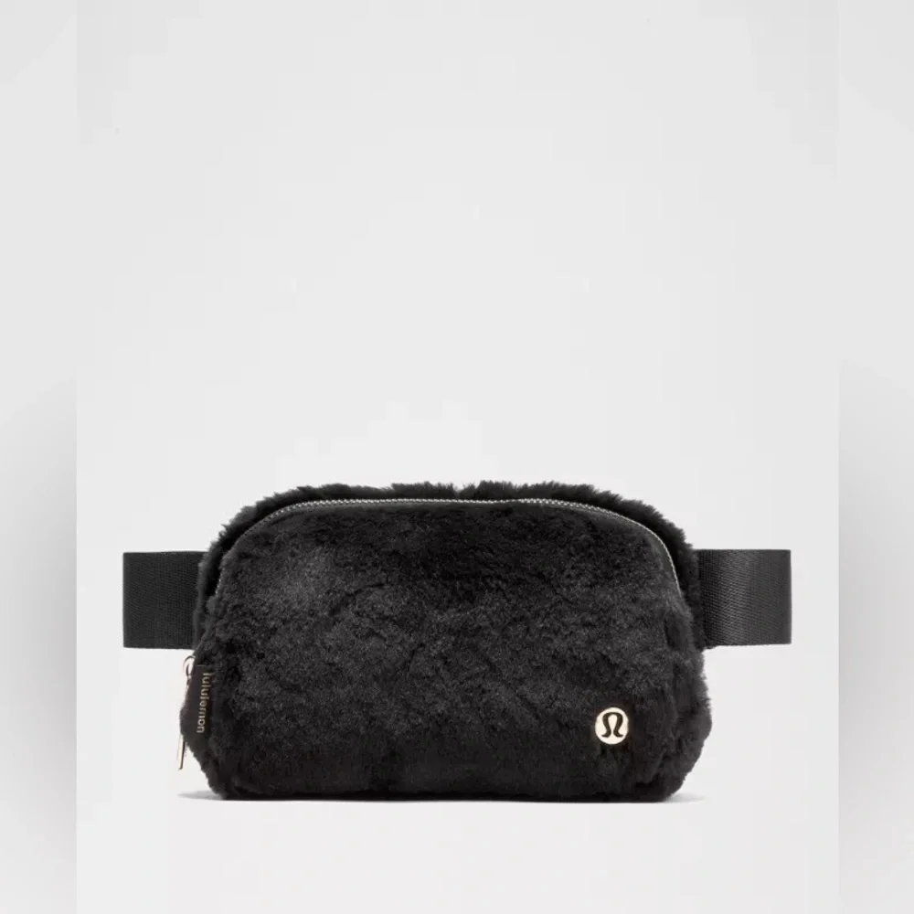 🆕🖤 Lululemon Everywhere Belt Bag Plush Fleece - Black Gold